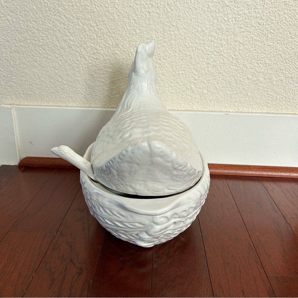 vintage white ceramic hen-on-nest soup tureen with a matching ladle - Picture 4 of 9